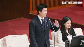 苗博雅批評，蔣萬安大力宣導還人民現金，現在台北超徵868億就會讓人有錯誤認知，覺得要普發現金。（圖/記者楊士誼攝影）