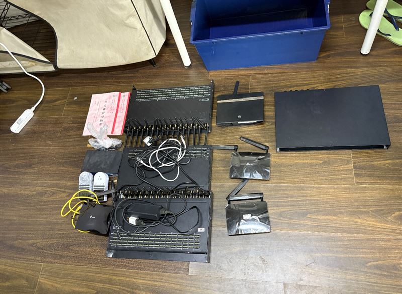 刑事局發現中部地區有異常DMT(Digital Mobile Trunk)」話務設備,將境外訊號導入台灣,詐欺21人受害。(圖/翻攝畫面)