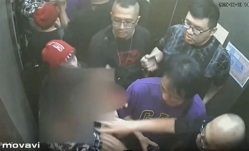 黃嫌透過叔叔在公園搭訕街友,以4、500元代價誘騙街友到電信公司辦400多個門號,再賣給詐騙機房,警方在電梯內將他包圍逮捕。(圖/翻攝畫面)