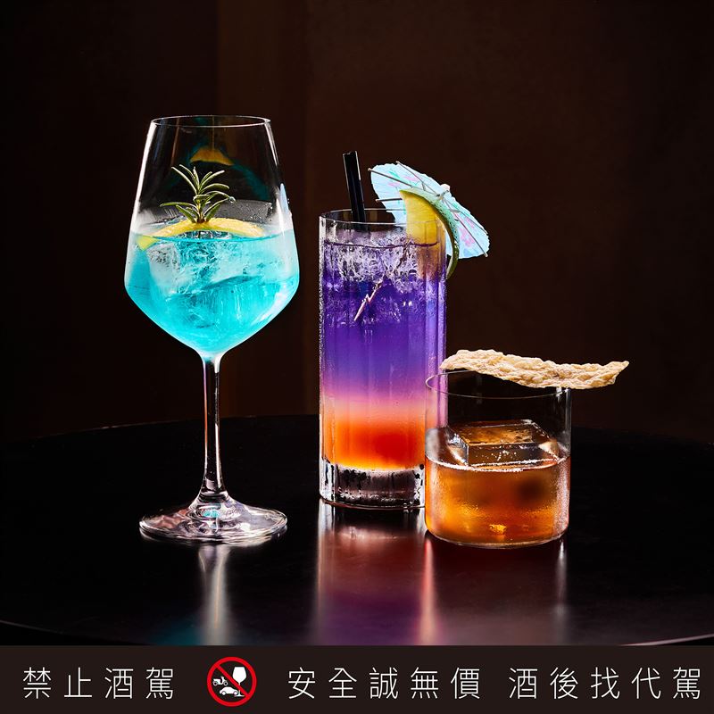 海洋委員會首次與圓山大飯店攜手合作,以「嶼海乾杯」為主題推出三款期間限定全新特調,從味覺、嗅覺到視覺重新演繹台灣海洋之美。(圖/飯店旅宿業者提供)