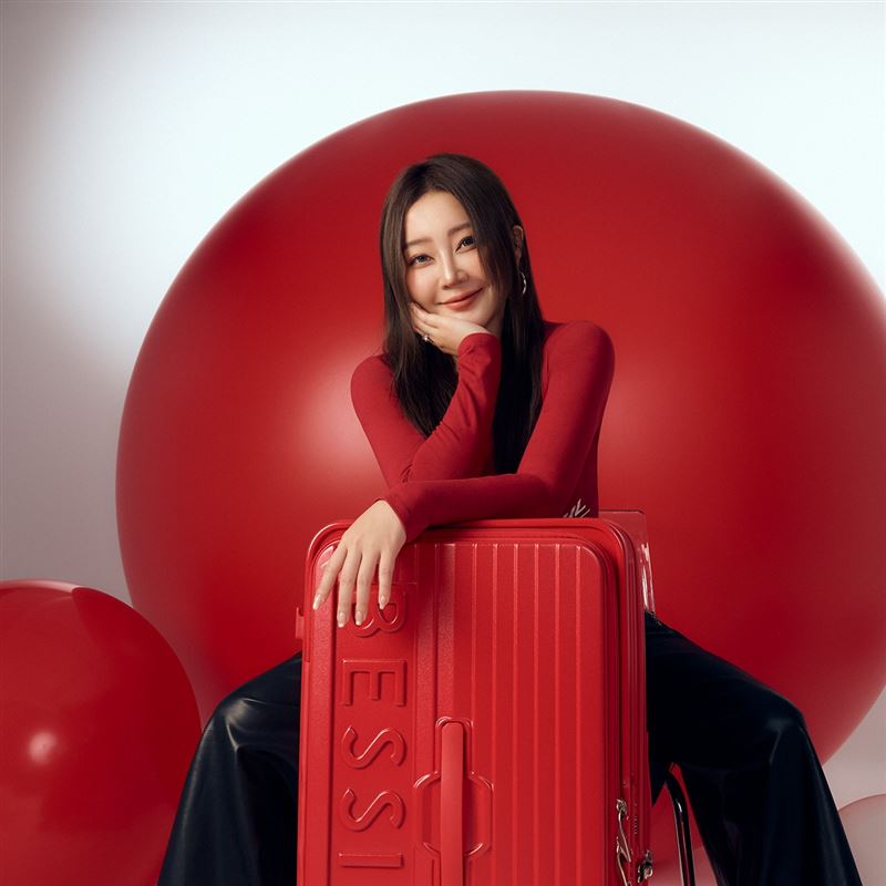 天后闆妹近日「嚴重炫腹」,甚至有人質疑跑去抽脂,她一句話神回。(圖/翻攝天后闆妹臉書)