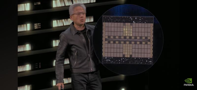 黃仁勳在GTC華盛頓主舞台展示新一代AI晶片架構,強調算力與製造回流美國的戰略願景。(圖/翻攝自YT @NVIDIA)