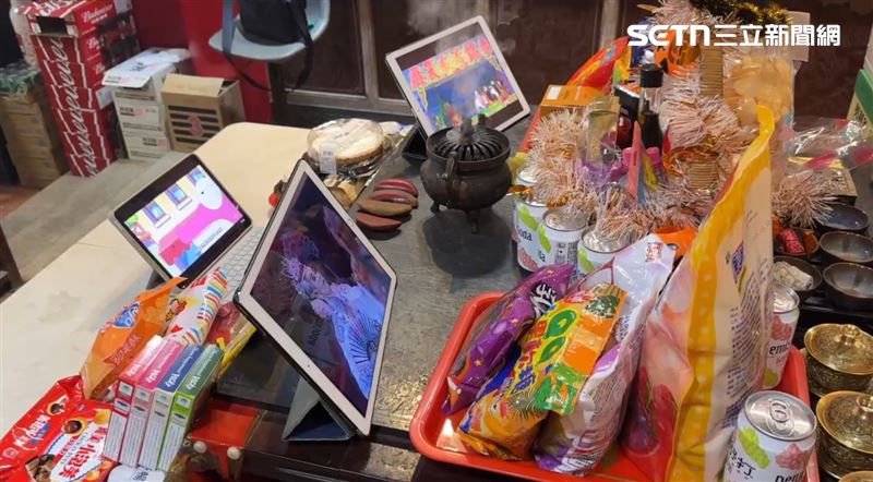 三台平板同時開播,太子爺追劇畫面,讓信徒直呼:超有趣。(圖/翻攝畫面)