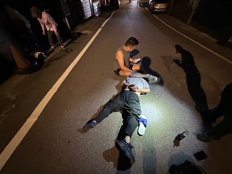 來取款的陳姓男子遭警方制伏。(圖/翻攝畫面)