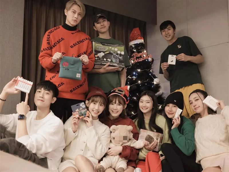 2022年,范姜彥豐(前排左一)與粿粿(前排左二)、王子(後排左一)等人過耶誕節,王子手上拿綠帽,如今看來來格外諷刺。(翻攝meigo.c IG)