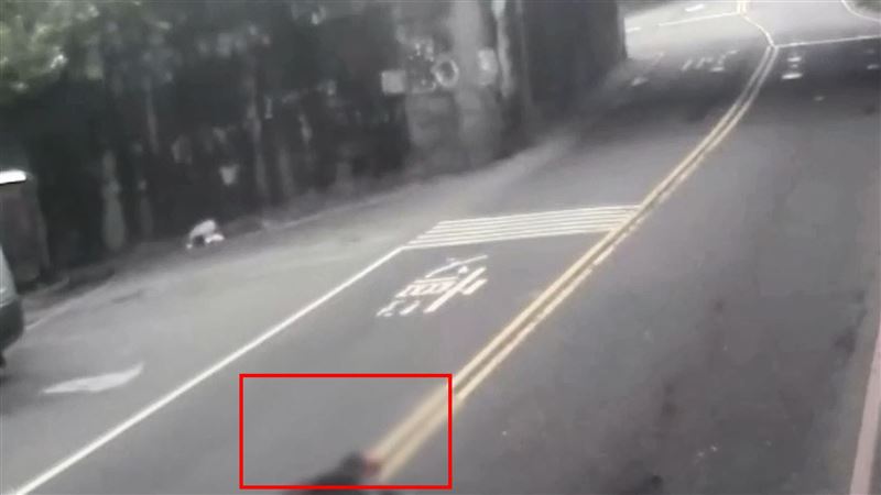 潘男的機車（紅框）燈桿上的監視器被撞到後強烈搖晃。（圖／翻攝畫面）