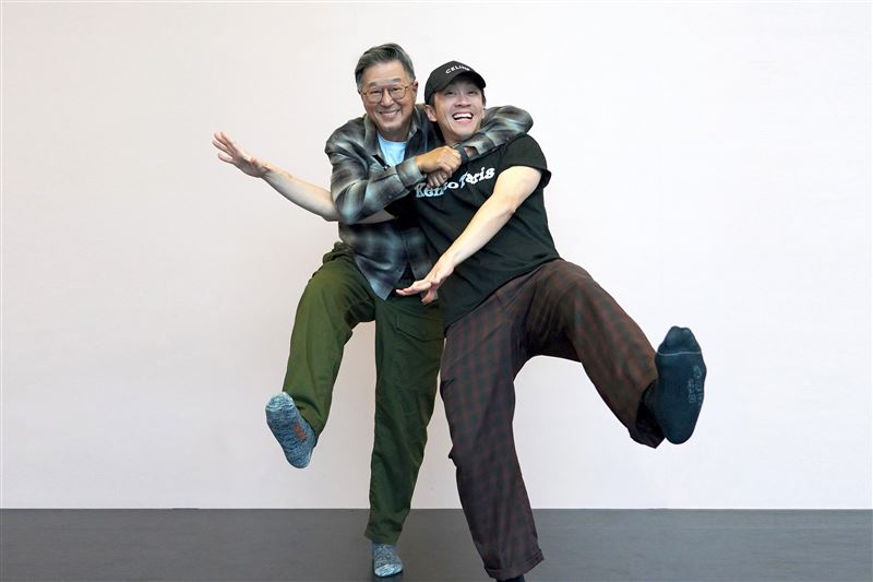 監製王偉忠(左)與陳漢典在《明星養老院》排練現場玩摔角。(圖/金星文創提供)