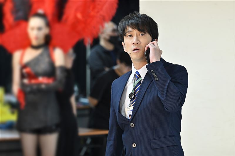 陳漢典在《明星養老院》飾演研究人員。(圖/金星文創提供)