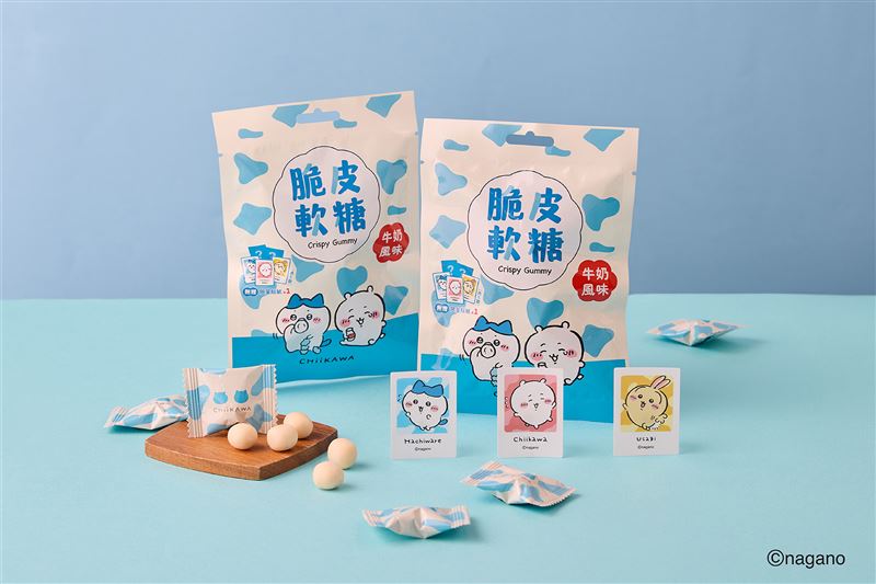 「吉伊卡哇牛奶風味脆皮軟糖」隨機附贈角色貼紙乙張,除了吉伊卡哇、小八貓、兔兔,還有兩款隱藏版,全套共五款可以搜集。(圖/品牌業者提供)