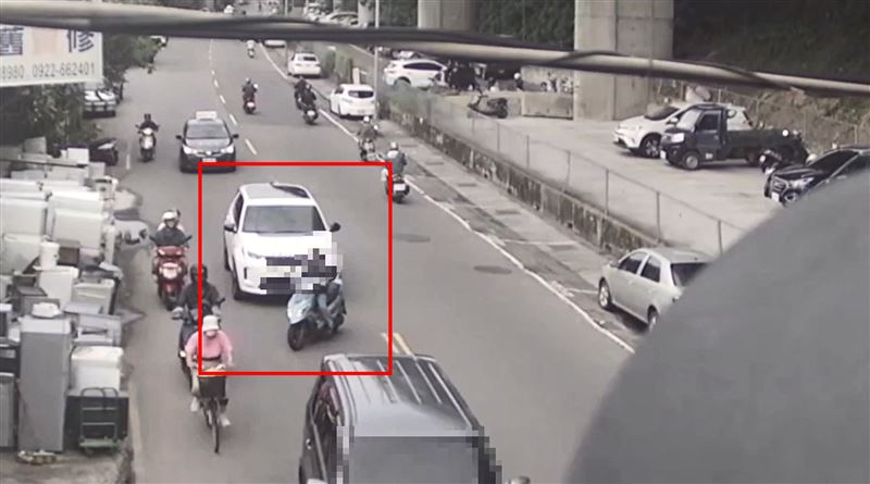 陳翁把張男的車攔下。(圖/翻攝畫面)