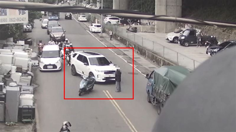 陳翁把張男的車攔下罵「你是在叭三X啦!」。(圖/翻攝畫面)