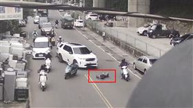 陳翁把張男的車攔下。（圖／翻攝畫面）