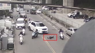 陳翁把張男的車攔下。（圖／翻攝畫面）