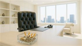 董事長辦公室菸味成隱形風險　金融圈悄掀「無味競爭」（業配勿用）