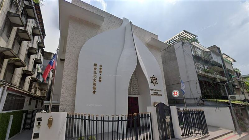 坣娜與猶太企業家丈夫薛智偉2021年共同創立台北「猶太社區中心」,打造約632坪的多功能聖殿與博物館。(圖/翻攝自Google Maps)
