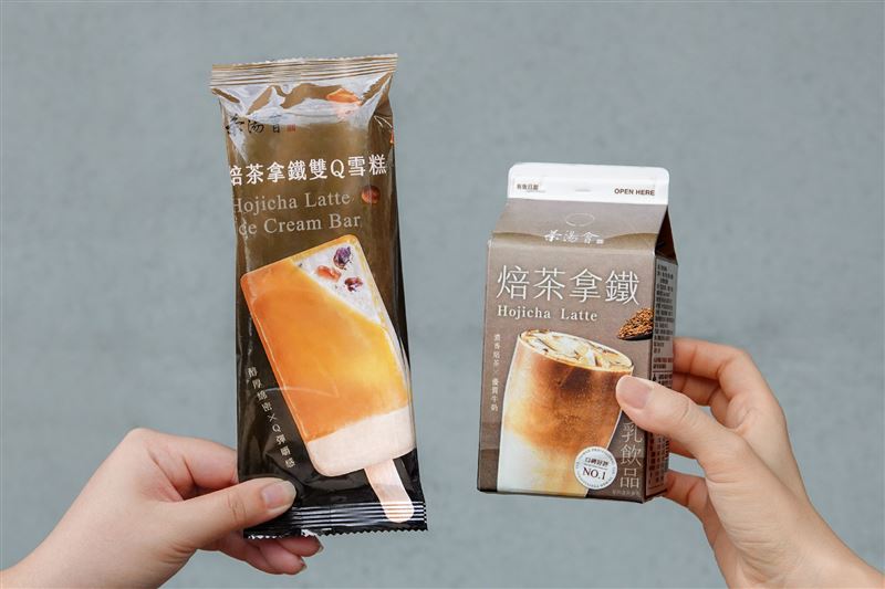 茶湯會「焙茶拿鐵」飲品與「焙茶拿鐵雙Q雪糕」，全家限定上市。（圖／品牌業者提供）