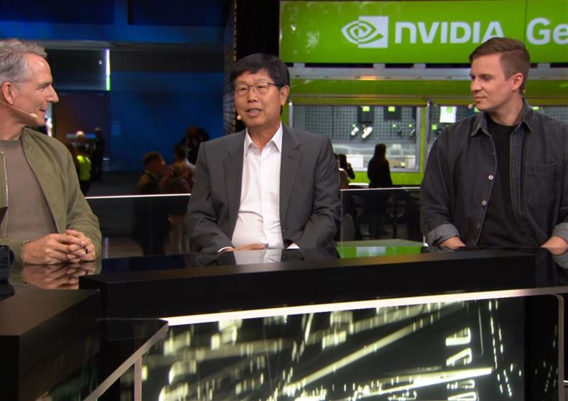 鴻海董事長劉揚偉(中)於 GTC 2025 華盛頓DC大會 Pregame Show 現場致詞,宣告公司進軍美國 AI 製造新里程碑,成為台廠中唯一受邀的代表。(圖/翻攝自yt @NVIDIA)