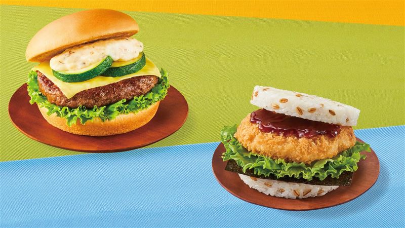 摩斯漢堡推深秋新品「北海道起司松露和牛堡」(左)、「黃金海老珍珠堡」(右)。（圖／品牌業者提供）