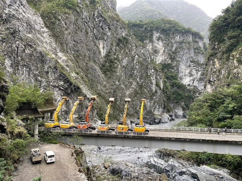 燕子口堰塞湖的危機順利解除,挖土機向立霧溪「鞠躬」。(圖/林保署花蓮分署提供)