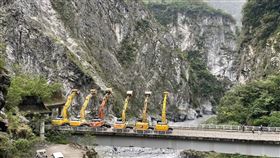 燕子口堰塞湖的危機順利解除，挖土機向立霧溪「鞠躬」。（圖／林保署花蓮分署提供）