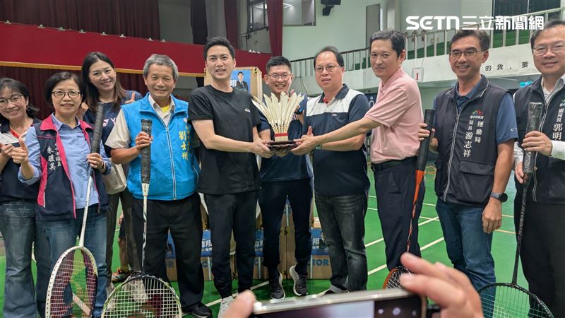 立委廖偉翔聯合運彩公會理事長何昱奇，共同捐贈羽球10箱，共計3600顆，提供給南屯國小。&nbsp;（圖／翻攝畫面）