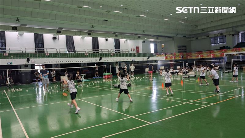 台中南屯國小在「YONEX全國羽球團體錦標賽」勇奪團體組亞軍。（圖／翻攝畫面）