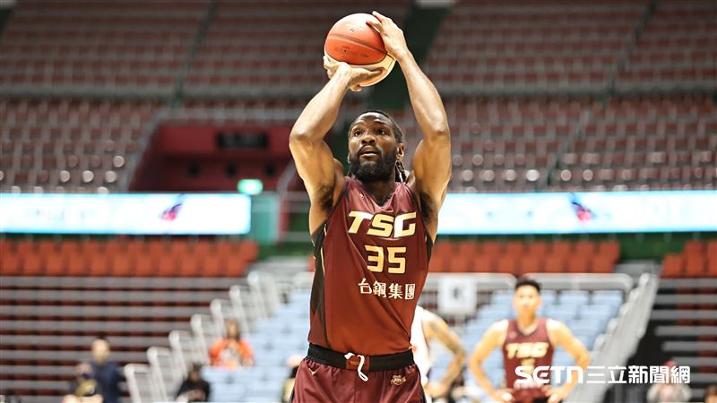 PLG領航猿迎戰獵鷹，洋將半獸人站上罰球線獲得2罰。（圖／記者劉彥池攝影）