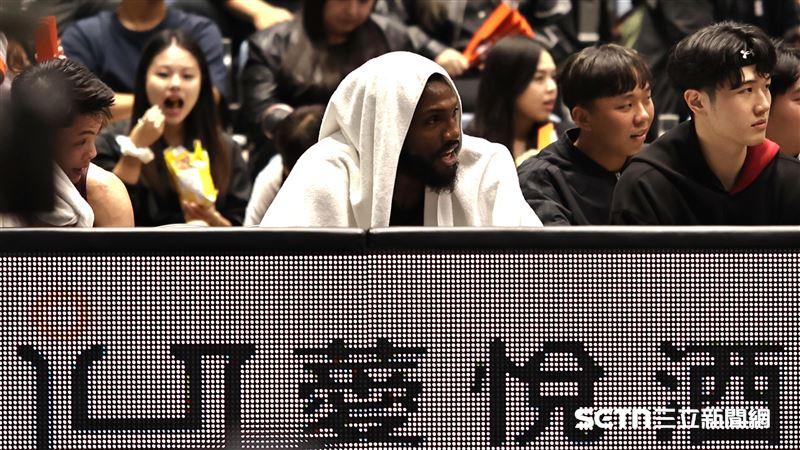 PLG領航猿迎戰獵鷹，洋將半獸人被換下場休息。（圖／記者劉彥池攝影）