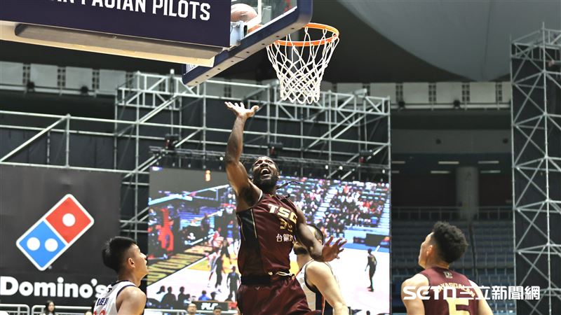 PLG領航猿迎戰獵鷹,洋將半獸人籃下拋投得分。(圖/記者劉彥池攝影)