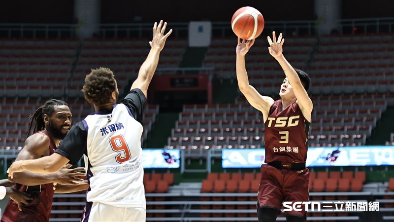 PLG領航猿迎戰獵鷹,後衛谷毛唯嘉外線出手。(圖/記者劉彥池攝影)