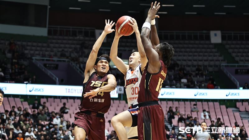 PLG領航猿迎戰獵鷹,後衛白曜誠在兩人防守下上籃。(圖/記者劉彥池攝影)