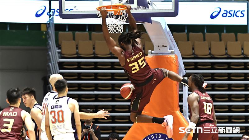 PLG領航猿迎戰獵鷹,洋將半獸人雙手暴扣。(圖/記者劉彥池攝影)