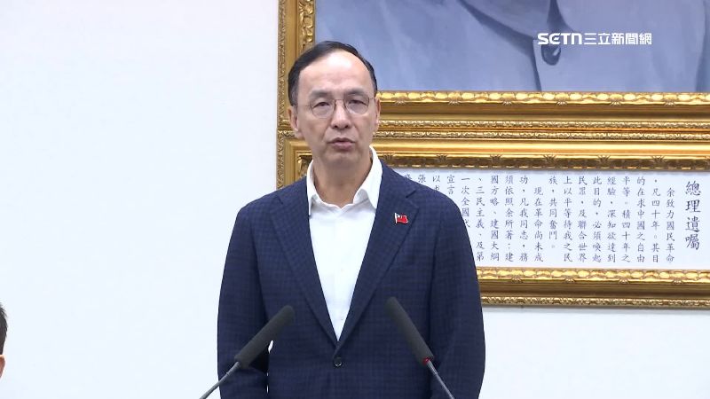 國民黨主席朱立倫卸任前,率領200多名黨工總辭