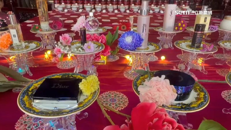 廟方都特別採購36組美妝品放在「花粉桌」