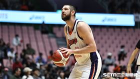 PLG領航猿迎戰獵鷹，洋將阿提諾站上罰球線。（圖／記者劉彥池攝影）