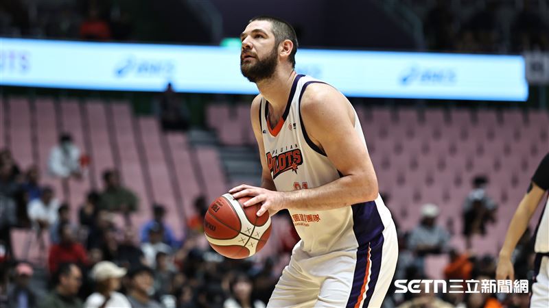 PLG領航猿迎戰獵鷹,洋將阿提諾站上罰球線。(圖/記者劉彥池攝影)