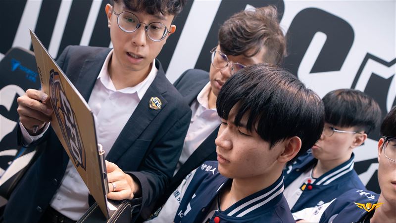 CFO落敗後粉絲難過落淚。（圖／中信育樂提供）