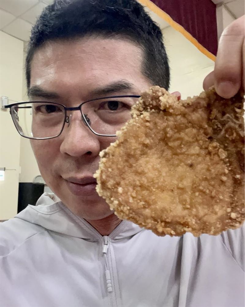 台中市議員周永鴻不滿中市府「廚餘政策」朝夕令改，氣得拍桌嗆環保局長陳宏益下台（圖／翻攝自周永鴻臉書）