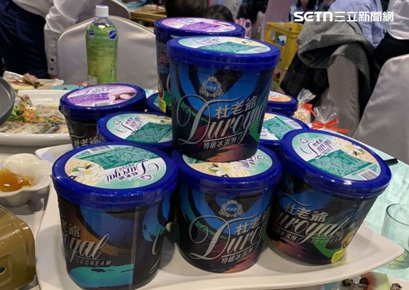 不少人吃南部喜宴,都曾拿過整桶冰淇淋。(圖/資料照)