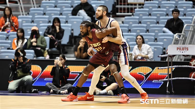 PLG領航猿迎戰獵鷹,洋將半獸人和阿提諾籃下卡位。(圖/記者劉彥池攝影)