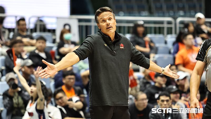 PLG領航猿迎戰獵鷹,獵鷹總教練柯納不滿裁判判決。(圖/記者劉彥池攝影)