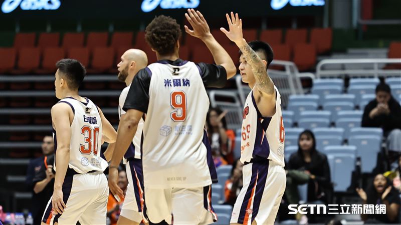 PLG領航猿迎戰獵鷹,洋將米爾納和盧峻翔擊掌。(圖/記者劉彥池攝影)