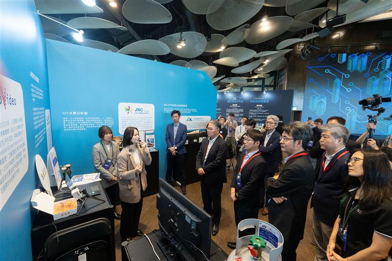 「2025臺灣IC智造年會」打造三大主題型AIoT情境體驗區(未來生活、產業升級、智慧永續),以「技術可見、應用可感、創新可連結」為核心理念,匯集超過20項來自國內AIoT新創與晶片夥伴的創新應用成果,展現臺灣AIoT聚落的蓬勃生命力