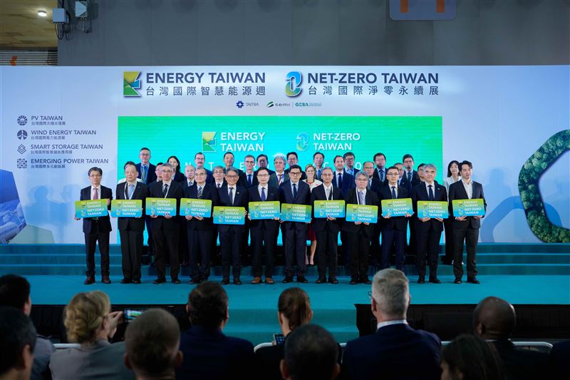 2025台灣國際智慧能源週與台灣國際淨零永續展,外貿協會董事長黃志芳、GESA綠能暨永續發展聯盟共同主席暨友達能源事業群總經理林恬宇、經濟部常務次長賴建信、SEMI全球行銷長暨台灣區總裁曹世綸等產官領袖共同揭開展會序幕
