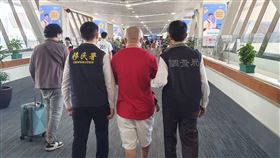 ▲陸軍六軍團前上尉軍官李振育潛逃菲律賓3年，25日下午搭機押解回台。（圖／翻攝畫面）