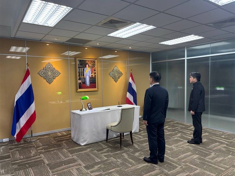 外交部常務次長葛葆萱向詩麗吉王太后玉照致意。（圖／外交部提供）