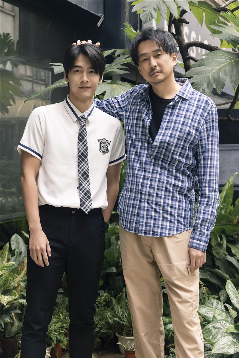 狄志杰(右)、李宗霖(左)飾演「父子檔」,開拍前兩人刻意不交流製造張力。(圖/晴天影業提供)