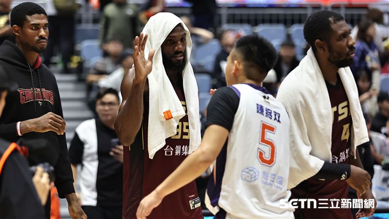 PLG領航猿迎戰獵鷹,半獸人台灣職籃初登場攻下12分12籃板。(圖/記者劉彥池攝影)