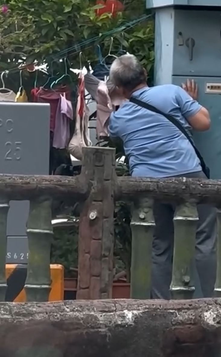 61歲顏姓男子在路邊偷竊女性內衣。(圖/翻攝自「記者爆料網」)