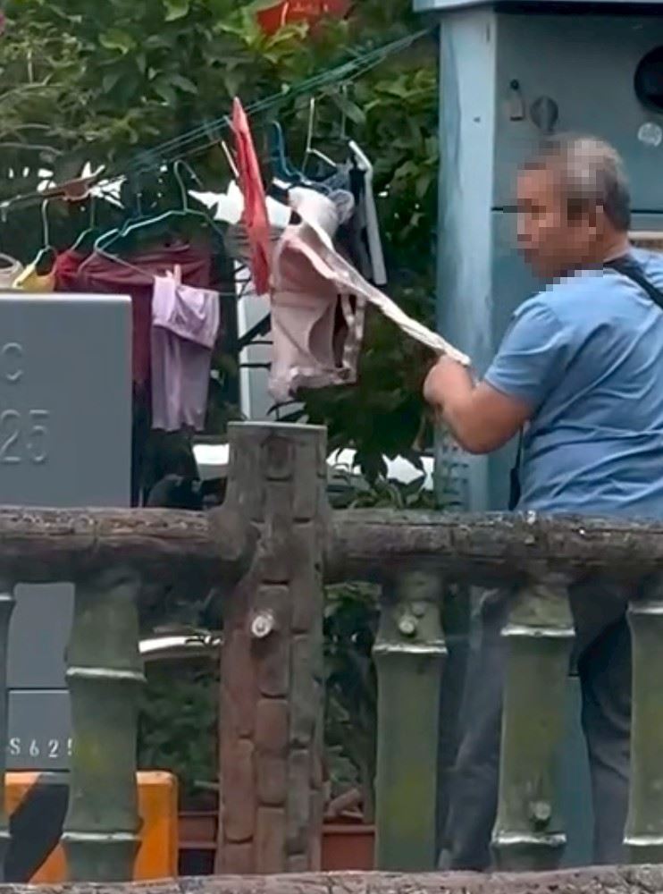 顏男像在挑選好貨一般,精挑細選。(圖/翻攝自「記者爆料網」)